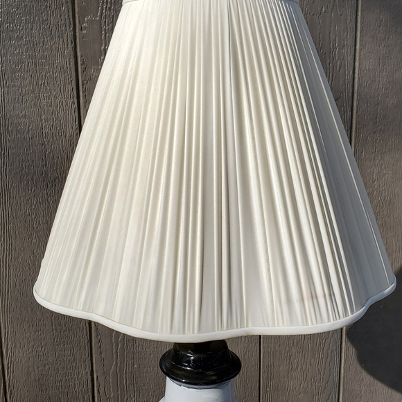 Beautiful hand painted cremic lamp and shade. - Picture 5 of 5